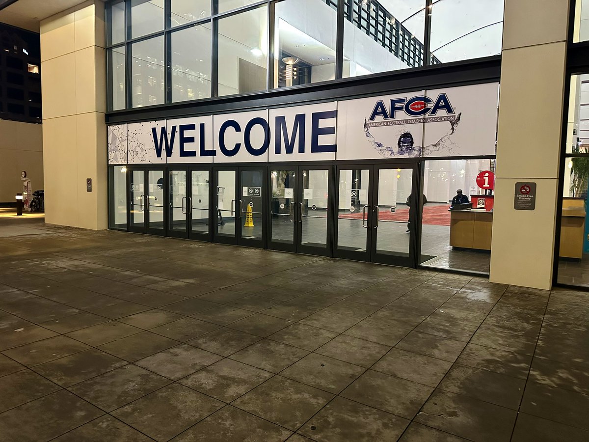 Had a great time at the AFCA Convention! Connected with over 100 college coaches about our kids. With College recruiting changin it was important to get face-to-face with coaches to advocate for our kids. Can’t wait to have College coaches on campus next week
#RecruitLC 🔵🟡 #HTT
