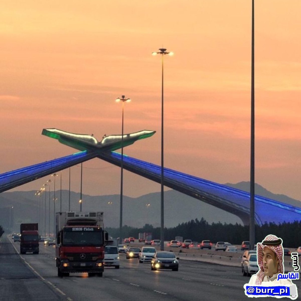 بوابة مكة المكرمة على شكل المصحف الشريف .. أعظم بوابة على وجه الأرض .. وهي البوابة الوحيدة التي نتمنى دخولها ❤️..  #أنس_القاسم
