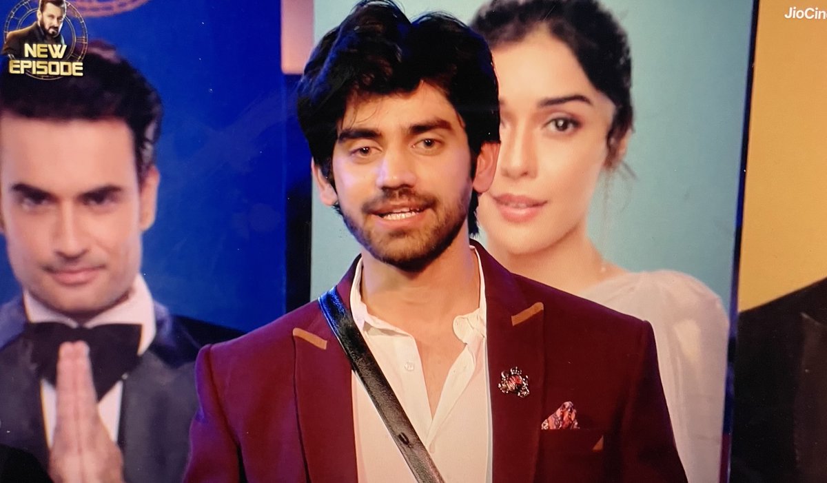 TeamAvinashFC's tweet photo. Next Year ap ko contestant hona chahiye.

Bang on #AvinashMishra 🔥🔥🔥🤣😂

Love the way he smashed this  @FifafoozTv  reporter 

That's how it feels when he gives a Hi five on the face 👏🏻 👏🏻 

@BiggBoss you got your first contestant for BB19

#Avinashians #BiggBoss18 https://t.co/XPPEbnCBdR