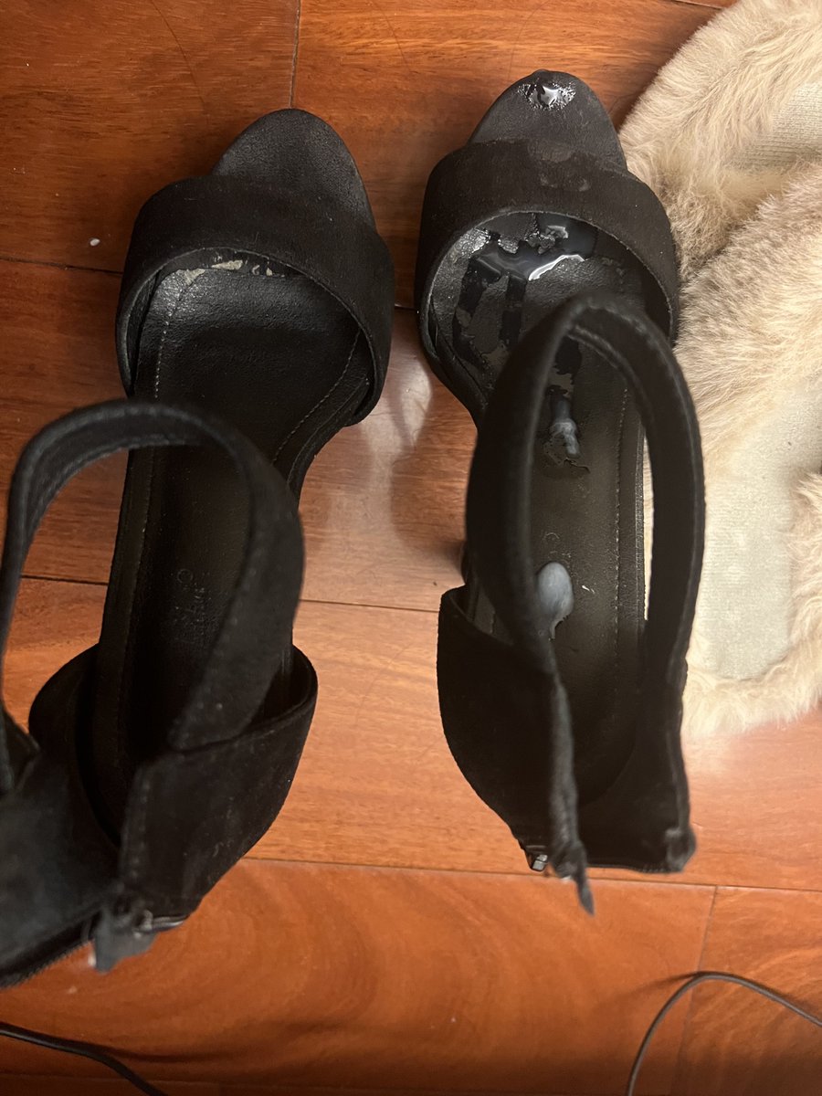 【精盆篇】最疯狂的一次 寒假拿着宿舍名单潜入女生宿舍顺走美女模特的鞋子拿回家当泄欲工具爆射三个月 光鲜亮丽的模特脚底也会分泌这么多脚泥 三个月起码射了30次 不清理开学放回 让模特姐姐踩着我的精鞋在大众面前走秀  #扫楼打胶 #射鞋 #保养 #玉足