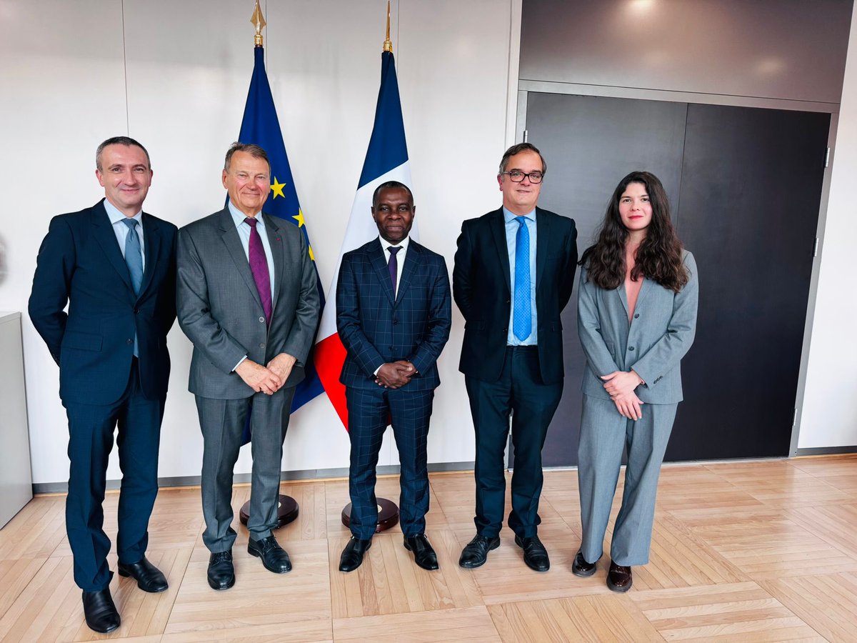 . <a href="/lecese/">CESE</a> s’engage pour la francophonie ! 
Heureux d’avoir reçu <a href="/jeanloublachier/">Jean-Lou Blachier</a> qui m’a remis hier l’avis du #CESE sur la francophonie économique et numérique.

Ce rapport propose des pistes intéressantes en écho aux engagements du #SommetFrancophonie ⤵️
⏳ Pérenniser le salon