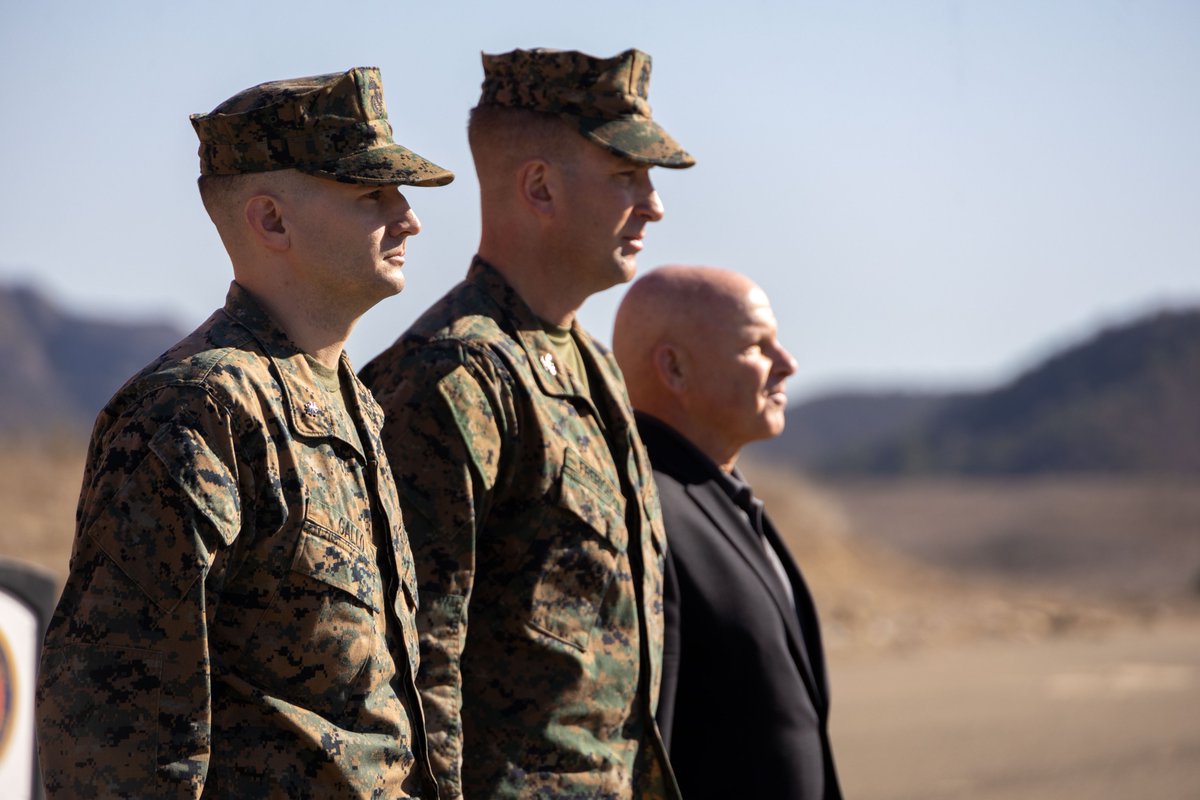 1st_Marine_Div's tweet photo. @USMC Col. Jonathon Frerichs relinquished command of 3rd Battalion, 1st Marines to Lt. Col. Benjamin Gallo during a change of command ceremony at Camp Pendleton, California.
📸: #MarineCorps photos by Lance Cpl. Alexis Ballin
#ThunderingThird #CommandingOfficer #USMCNews https://t.co/5yihrxD6sb