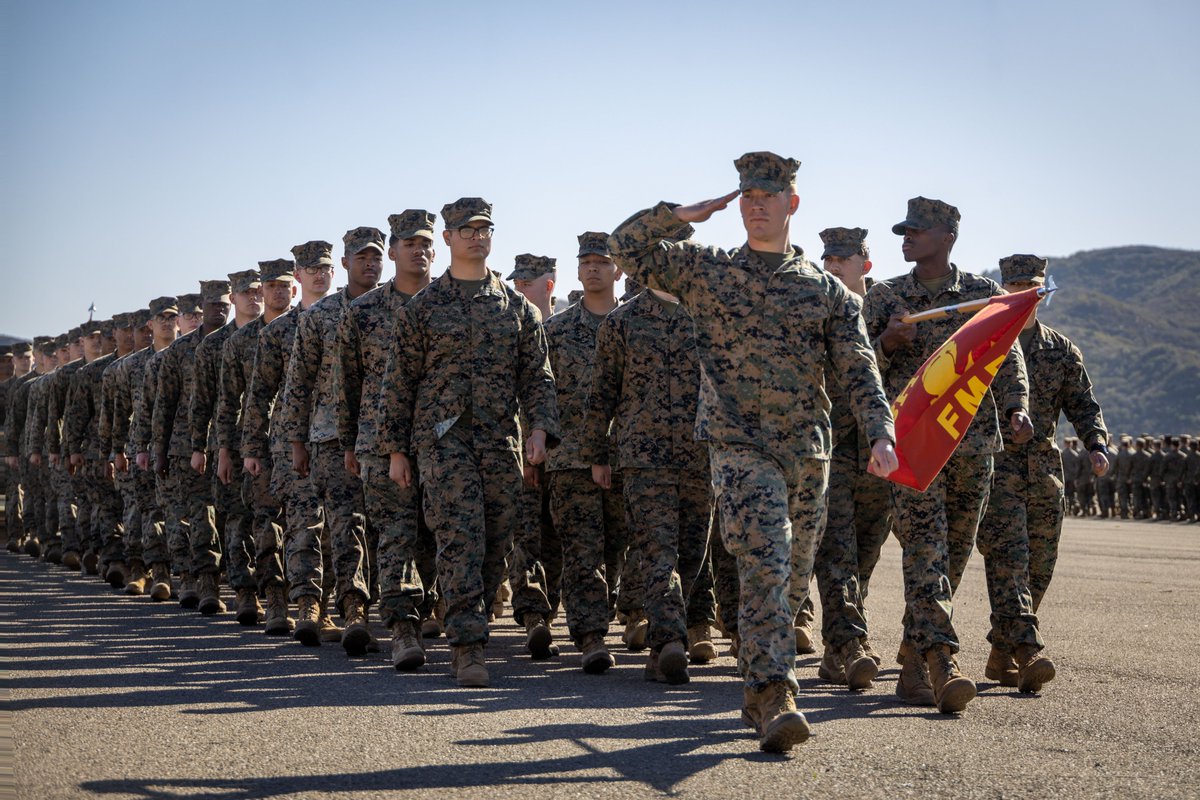 1st_Marine_Div's tweet photo. @USMC Col. Jonathon Frerichs relinquished command of 3rd Battalion, 1st Marines to Lt. Col. Benjamin Gallo during a change of command ceremony at Camp Pendleton, California.
📸: #MarineCorps photos by Lance Cpl. Alexis Ballin
#ThunderingThird #CommandingOfficer #USMCNews https://t.co/5yihrxD6sb