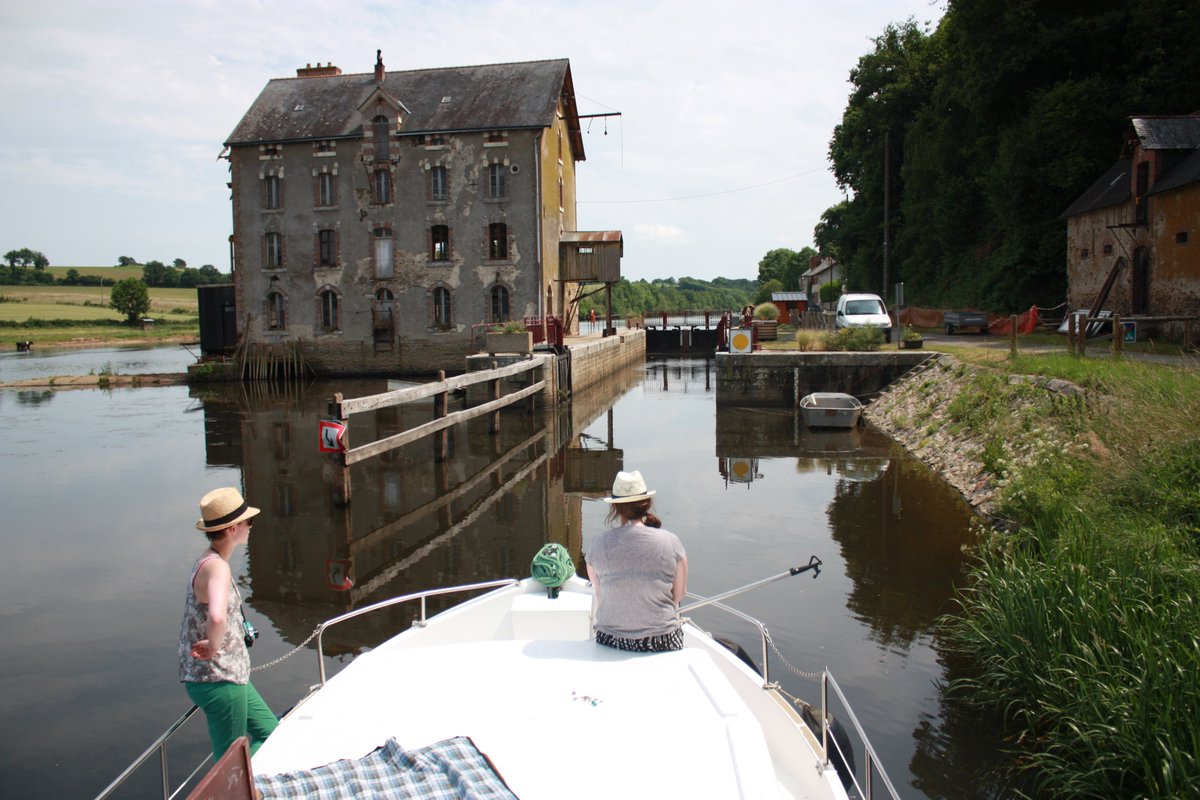 alphacroisiere's tweet photo. Passez les écluses, ce n'est pas trop difficile ? Non, rassurez-vous ! Une fois que vous en aurez franchi une ou deux, vous verrez que c'est assez simple. Alors vous larguez les amarres ? 
 #alphacroisiere #bateauxsanspermis #boatingholidays #locationdebateaux #alquilerdebarcos https://t.co/iUWiag00yE