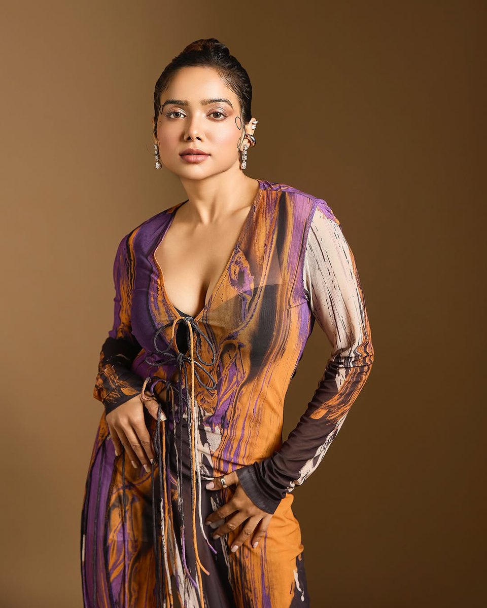 Colorful #ManishaRani shows his classic avatar ✨

#Celebs