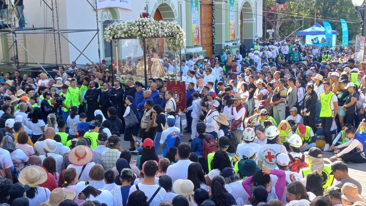 Desde muy temprano miles de peregrinos se han apostado en el pueblo de Santa Rosa para acompañar la imagen de nuestra Patrona Divina Pastora por su hermoso recorrido de 7.5 Km hasta la Catedral de Barquisimeto. Una jornada llena de religiosidad y profunda fé!!