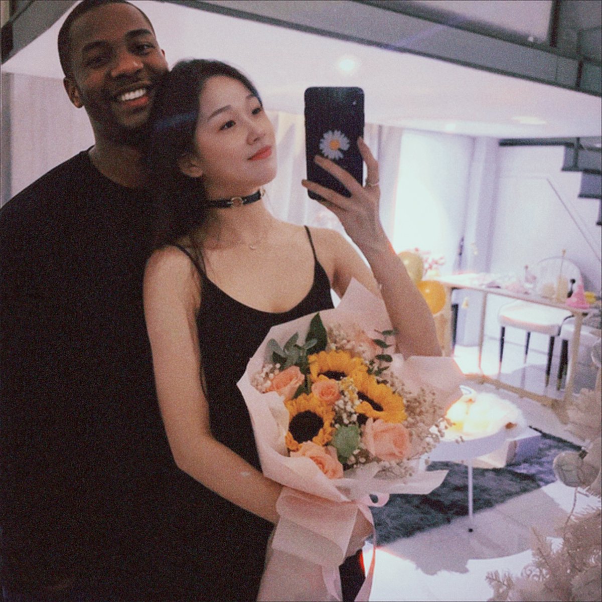 他那巨大的黑人棒棒，让我着迷。我趴在床上，嘴里含着他的巨物，尽情地享受这份宠爱。他的手指滑进我的身体，带给我前所未有的快感。我高潮了，他紧紧抱着我，我感觉到他那巨大的力量🩵