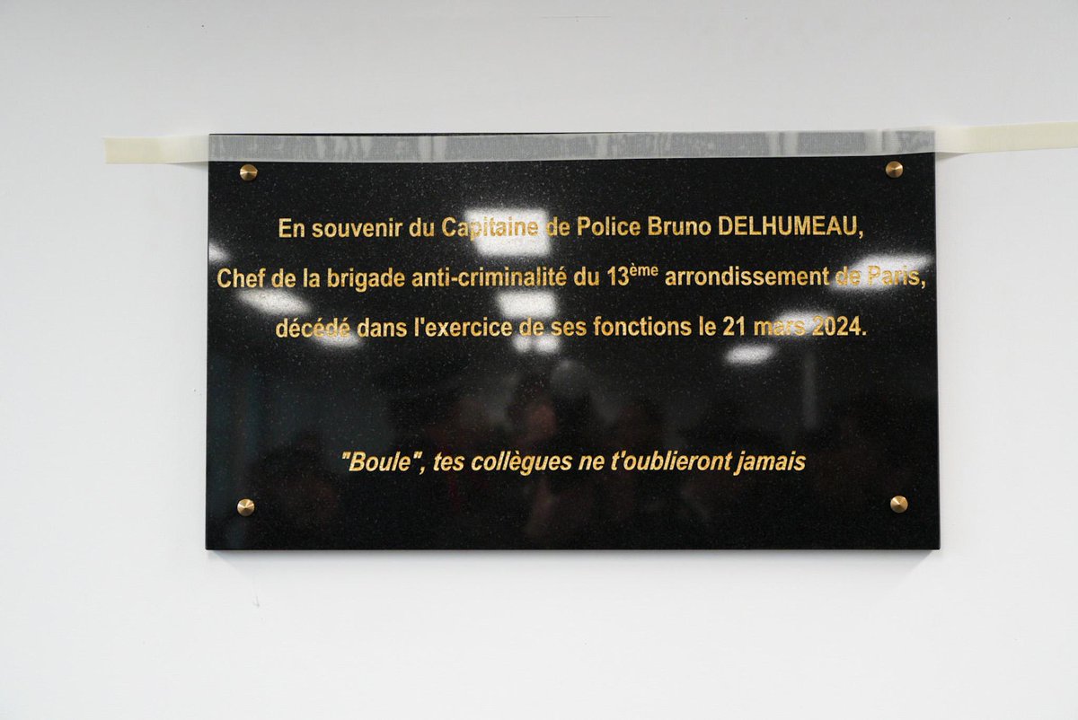 prefpolice's tweet photo. Ce jour, le préfet de Police @NunezLaurent a dévoilé une plaque commémorative au commissariat central de #Paris13 en hommage au Capitaine de police Bruno DELHUMEAU, victime du devoir dans l'accomplissement de sa mission, le 21 mars 2024.
Nous ne l’oublierons jamais. https://t.co/qkc0PPA1YX
