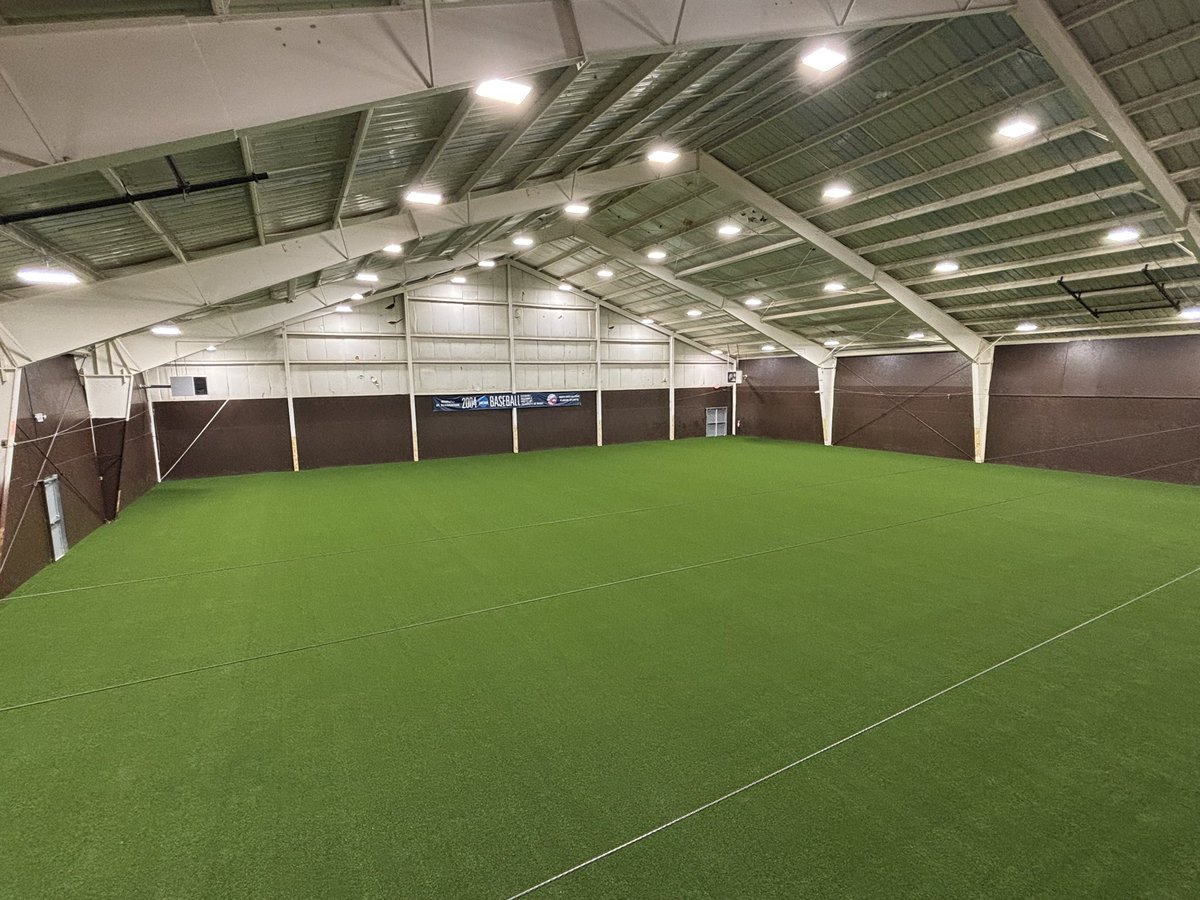 bobberetta's tweet photo. 👀Turf installation complete at our University Fitness Center, the winter home for @BonniesBaseball, @BonniesSoftball and @BonniesGolf, among other teams. Some before and after photos to digest. 🔥📈⚾️🥎⛳️
#GoBonnies #Unfurl 🐺🤎🤍 https://t.co/ovRxuJcYhF