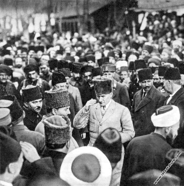 ATATÜRK ESKİŞEHİR'DE (15 OCAK 1923)

Mustafa Kemal (Atatürk), her fırsatta; devrimleri yapmadan önce,devrimleri yaparken ve yaptıktan sonra kalkıp halka giden,halkla konuşan,halkı dinleyen,yöneticilerle görüşüp halkın sorunlarına çözüm bulmaya çalışan gerçek bir halk önderiydi.