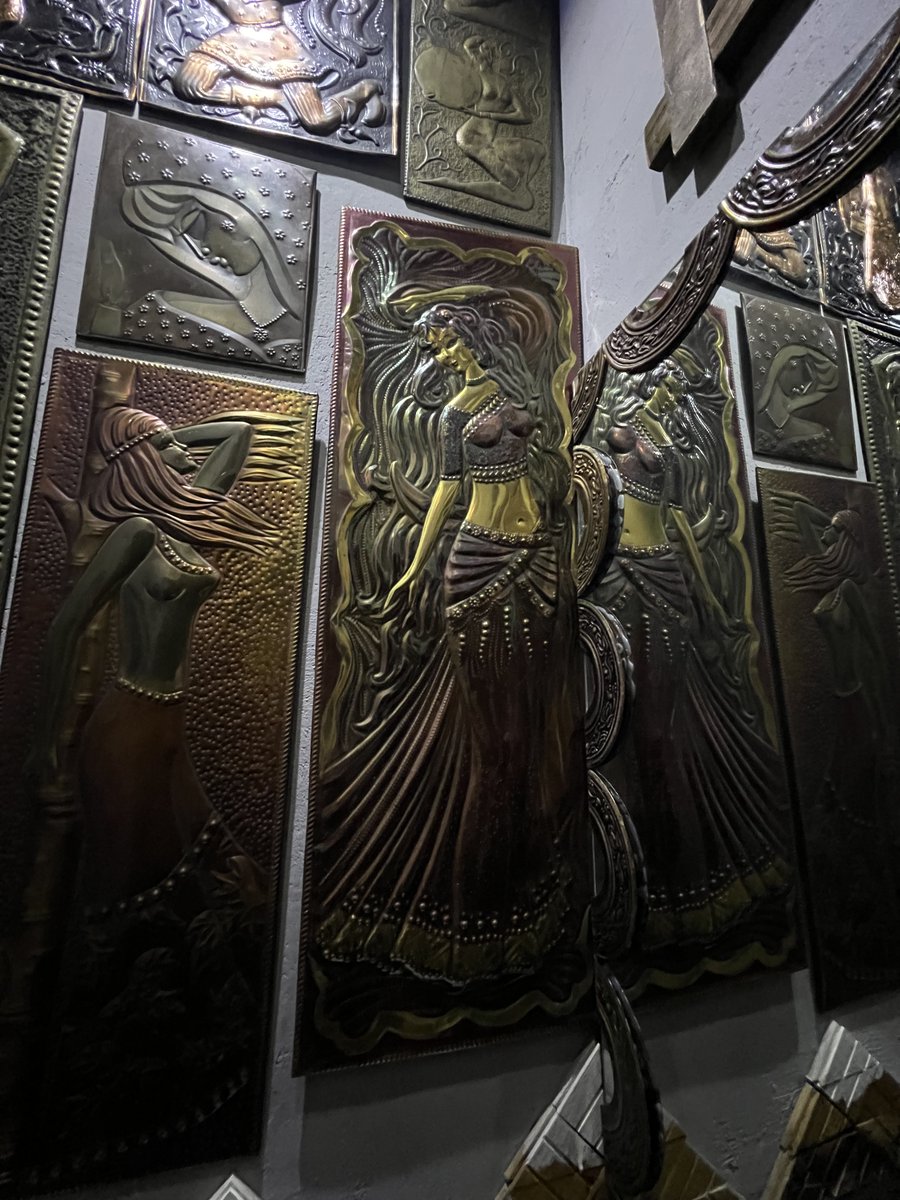 Друзья, все таки решил продать свою коллекцию старинных чеканок. У меня их более 30 штук, привезеных практически со все стран бывшего совка (Грузия, Украина, Узбекистан итд) продаю по бросавой цене. От 1000 сом до 2000. Размеры от формата А4 до полутораметровых.