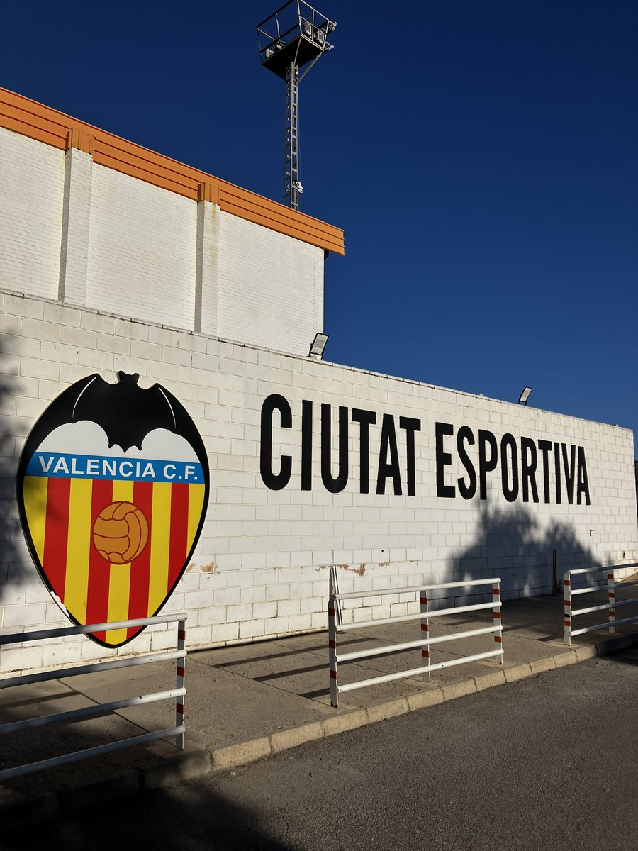 Mischa Visser (@vissermischa) on Twitter photo ⚽️Interesting morning at <a href="/Academia_VCF/">Academia VCF #ADNVCF 🦇</a>
🔝A club that has been known for years for integrating many youth players to the 1th team. Talked about methodology, autonomy for the coach, flexibility, winning, identity and much more. Back with new knowledge 🧠 ⚽️Interesting morning at <a href="/Academia_VCF/">Academia VCF #ADNVCF 🦇</a>
🔝A club that has been known for years for integrating many youth players to the 1th team. Talked about methodology, autonomy for the coach, flexibility, winning, identity and much more. Back with new knowledge 🧠