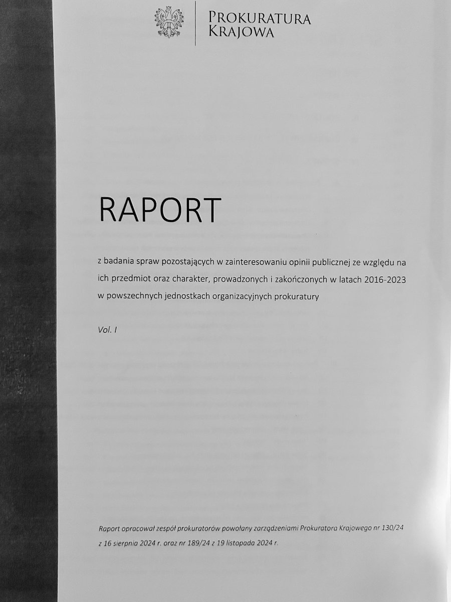 e_wrzosek's tweet image. Czego brakuje? Nazwisk.

Bo kim jest ten mityczny „prokurator referent” albo „prokurator prowadzący postępowanie” czy „prokuratura” z raportu? To przecież konkretni ludzie, kierujący się w swej pracy, jak się okazało wszystkim - tylko nie prawem. Ich nazwiska nie są objęte…