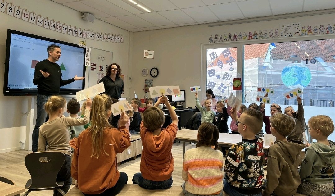 Vandaag co-teaching toegepast in groep 2 van <a href="/CBSsterrenlicht/">Het Sterrenlicht</a>. #EDItour2025 gewoongoedlesgeven.nl/nascholing-ber…