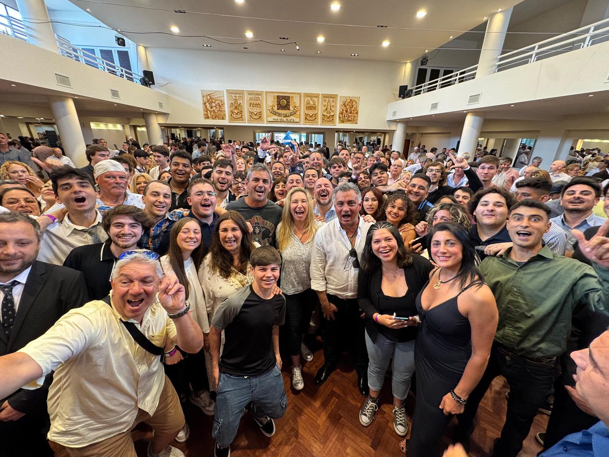 LLibertadAvanza's tweet photo. “MIENTRAS MENOS ESTADO HAYA, MEJOR NOS IRÁ COMO PAÍS”

Karina Milei dialogó con la gente en la ciudad costera: 
"Muchas gracias Mar del Plata. No sé si ustedes saben, pero mi madre es de esta ciudad, y pasé muchos años de mi vida aquí. Muchas gracias por este cálido recibimiento. Estas reuniones siempre me llenan de emoción, porque me permite agradecer a todos los que han trabajado con esfuerzo y dedicación. Como siempre digo, solos no hubiésemos podido llegar a donde llegamos."

Seguimos trabajando por el futuro de todos los argentinos. 
Sumate vos también a dar esta batalla en https://t.co/B0Su8KQziD