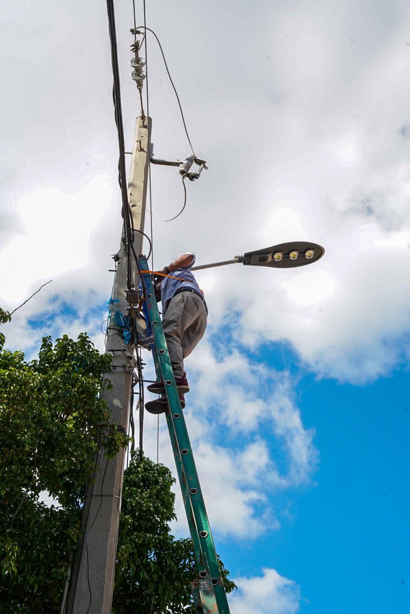 Hoy nos ponemos manos a la obra con una jornada de mantenimiento: pintura, poda de árboles y colocación de nuevas lámparas en Villa Pereyra.💡 

Trabajamos en la  recuperación de los espacios de recreación. 🤝

#ElPlanEsContigo #LaRomana #Parques