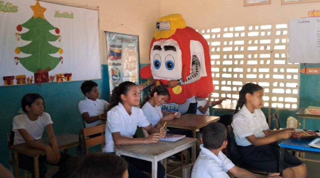 InttContigo's tweet photo. Los servidores públicos INTT Ciudad Bolívar han llevado a cabo charlas de educación vial en la U.E.N. "Manuel Cedeño" para niños y niñas de 6º grado la iniciativa tiene como objetivo concientizar sobre la importancia del respeto a las señales de tránsito. https://t.co/ay8hbi8iB3