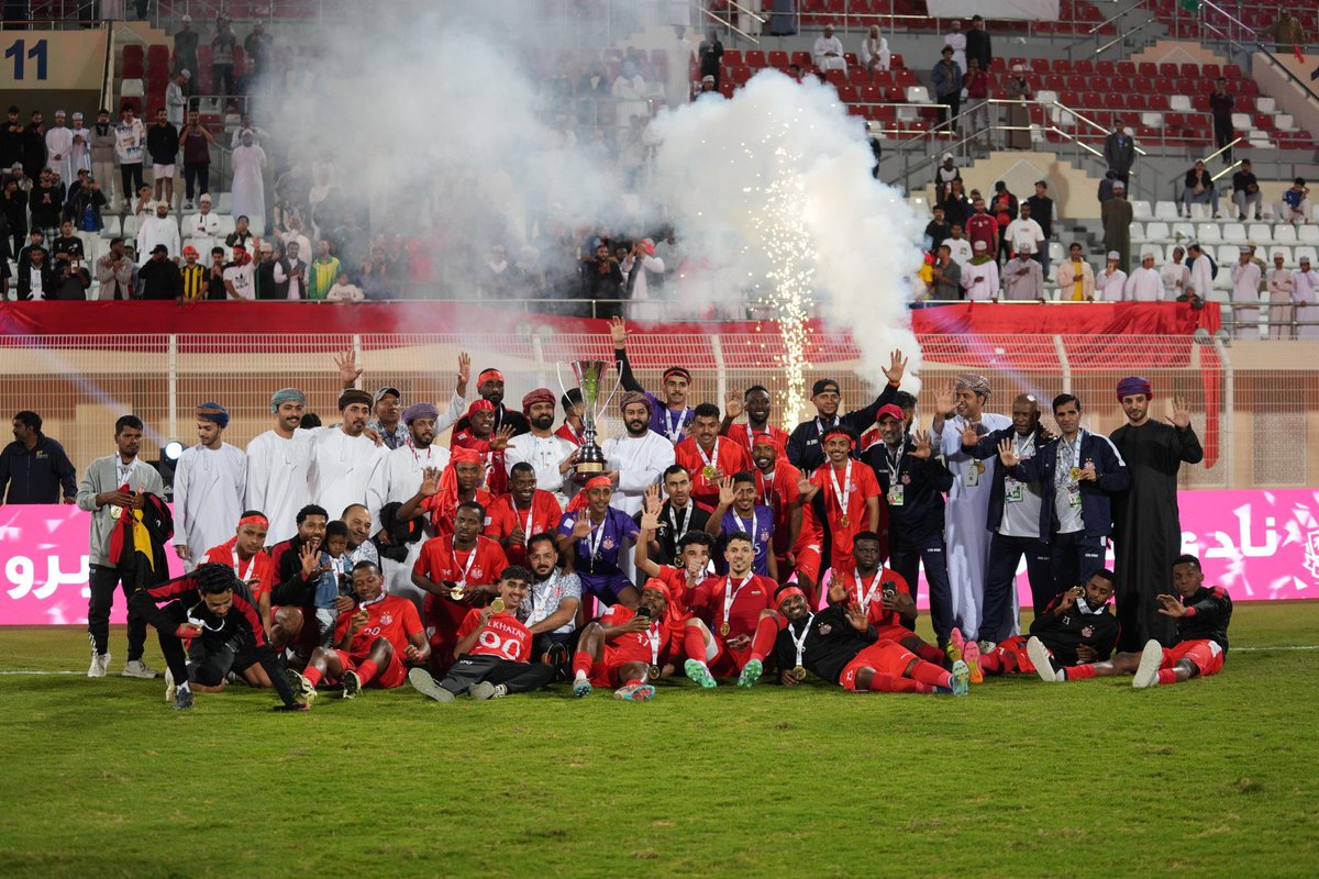 Sadaa_om's tweet photo. 📸 توج نادي ظفار بلقب كأس السوبر لكرة القدم لموسم 2024/2025، عقب فوزه المثير على نادي السيب بنتيجة 2/3 في المباراة التي أقيمت على ملعب مجمع الرستاق الرياضي.

#ظفار_السيب https://t.co/nO34LfAd1f