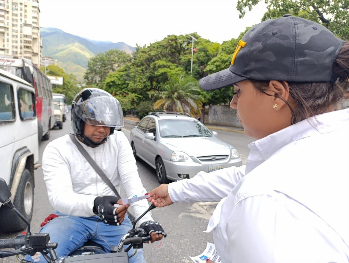 InttContigo's tweet photo. #Movilidad| Hoy 14 de enero con el objetivo de garantizar una movilidad segura a los ciudadanos funcionarios del INTT la Urbina realizó abordaje a los conductores para que mantengan sus cascos y cinturones de seguridad para transmitir por la Av. Ppal. La Urbina. https://t.co/90LYOcqd7B
