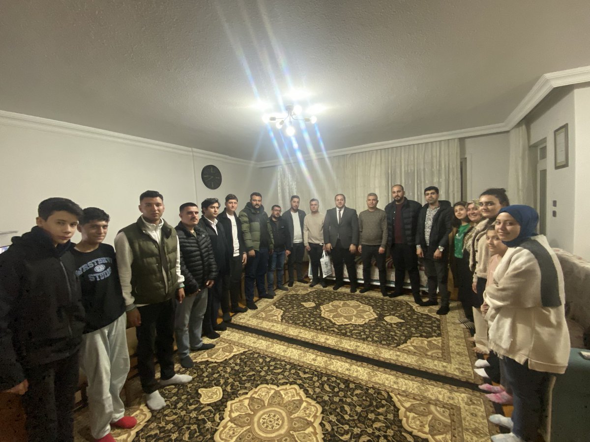 📍Alleben Mahallesi 

Yürütme ve Yönetim Kurulu Üyelerimiz ile birlikte Yönetim Kurulu Üyemiz Enes Habil Kaya’nın aile evine misafir olarak sohbet edip bir takım istişarelerde bulunduk.

Misafirperverliklerinden dolayı Enes kardeşimize ve kıymetli ailesine teşekkürlerimi