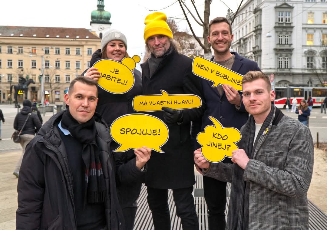FaktBrno's tweet photo. 🍋 Fakt Brno staví @zpapousek – skauta, učitele a legendu brněnské občanky. 

Učil hejtmana Grolicha, věnoval se ohroženým dětem, pracoval s vězni, ale hlavně chce v politice poctivost a nadhled 💬

🔥 Když chceš demokracii, musíš zvednout zadek. Běž 17. a 18. ledna volit! 🗳️🙌 https://t.co/4dkO6DsZ97