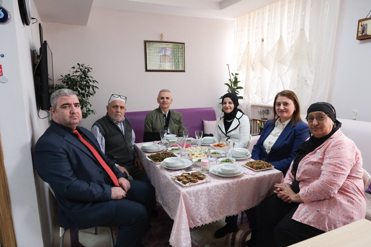 KaramanValiligi's tweet photo. Valimiz Sayın Mehmet Fatih Çiçekli ve eşi Esengül Korkmaz Çiçekli Hanımefendi, daha önceki huzurevi ziyaretinde akşam yemeğine davet eden Turan ve Leyla Çilesiz çiftinin davetine icabet ederek, sofralarına misafir oldu.

Ziyaret sonrasında Sayın Valimiz, sosyal medya hesabından yaptığı paylaşımda şunları ifade etti.

“Huzurevinde tanışıp hayatlarını birleştiren, huzurevi ziyaretimizde bizi akşam yemeğine davet eden Turan amcamız ile Leyla teyzemizin davetine bugün eşim Esengül Hanım ile birlikte icabet ettik. Sofralarına ortak olduk.

Leyla teyzemizin hazırladığı birbirinden lezzetli yemekler eşliğindeki samimi sohbet bize aile sıcaklığını yaşattı.

Onların huzurevinde başlayan ve muhabbetle büyüyen hikâyelerini dinlerken, sevginin hayatı nasıl güzelleştirdiğine bir kez daha şahit olduk.

İçten misafirperverlikleri için kendilerine gönülden teşekkür ediyor, ikinci baharını yaşayan büyüklerimize sağlık, mutluluk ve huzur dolu bir ömür diliyoruz.

Allah sizi hoş, muhabbetinizi daim eylesin.”

ifadelerini kullandı.

Ziyarete Aile ve Sosyal Hizmetler İl Müdürü Seval Yılmaz da katıldı.
