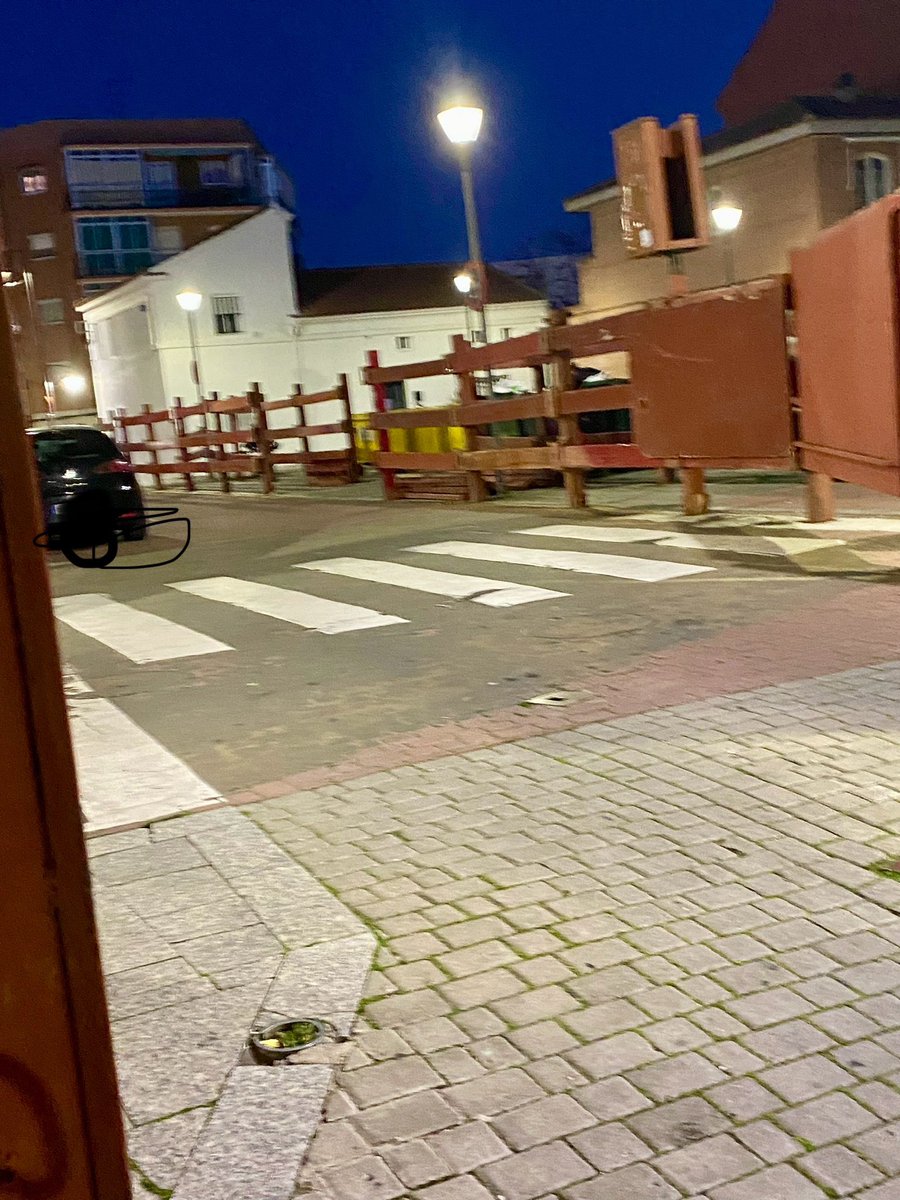 leofusion76's tweet photo. Nos quitan el paso de cebra , tenemos que pisar la calle y esquivar a los coches que pasan por la zona , y encima siguen aparcando 😡@sanselimpio @sansecomunica @lsfernandeza @IISanse @SanseQuejas @SalvemosSanse https://t.co/VLhdsOvYFO