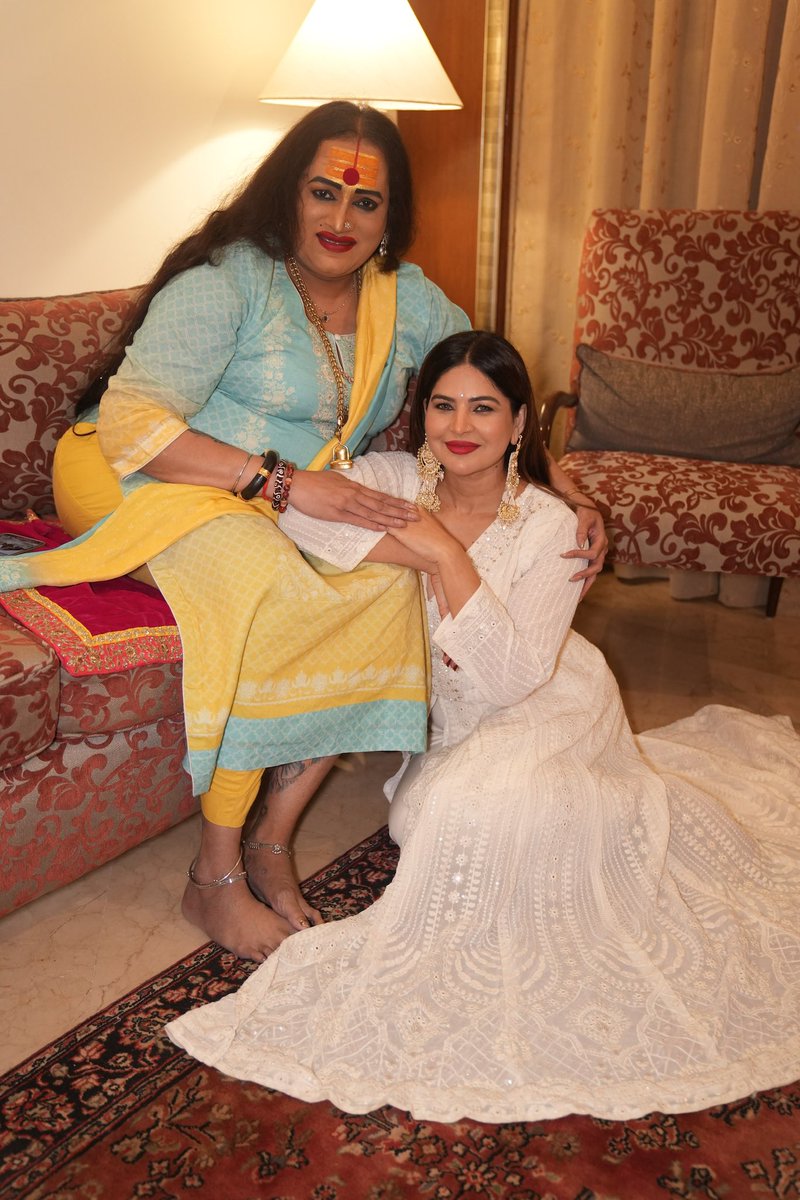 thacker_komal's tweet photo. “Feeling blessed to receive the love and blessings of the incredible laxminarayantripathi ji. Her strength, kindness, and grace inspire me every day. 🙏 Excited to share that her blessings are with me for my upcoming movie #komalthacker #laxminarayantripathi #sanghvi&son’s https://t.co/X14DAMmG6s