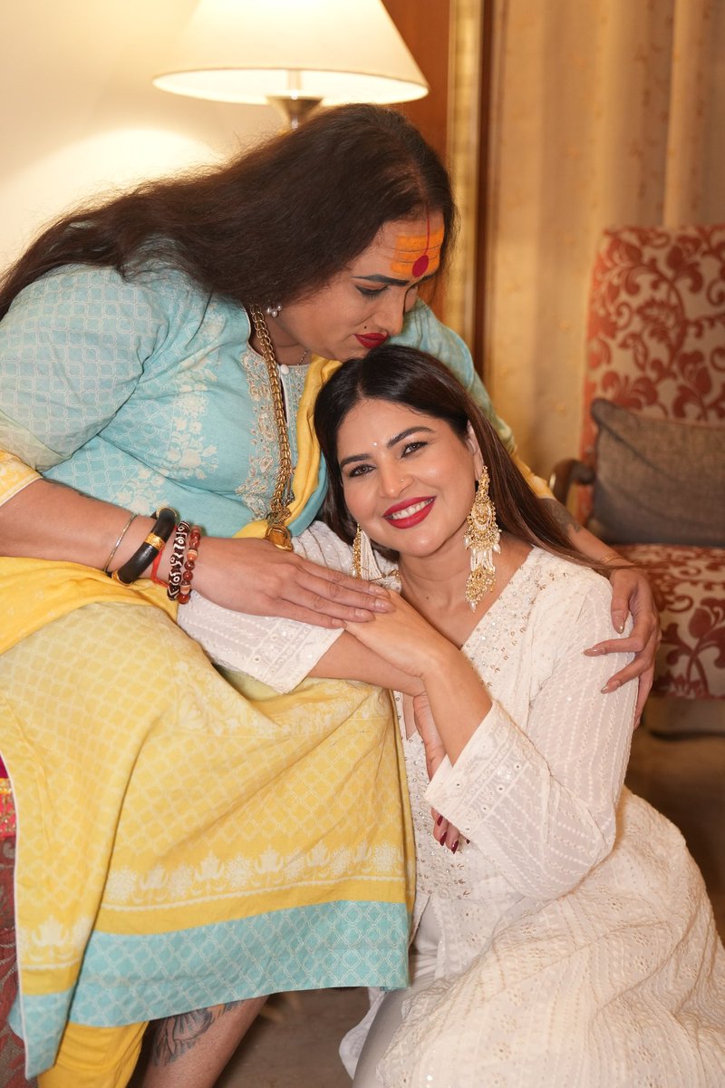 thacker_komal's tweet photo. “Feeling blessed to receive the love and blessings of the incredible laxminarayantripathi ji. Her strength, kindness, and grace inspire me every day. 🙏 Excited to share that her blessings are with me for my upcoming movie #komalthacker #laxminarayantripathi #sanghvi&son’s https://t.co/X14DAMmG6s