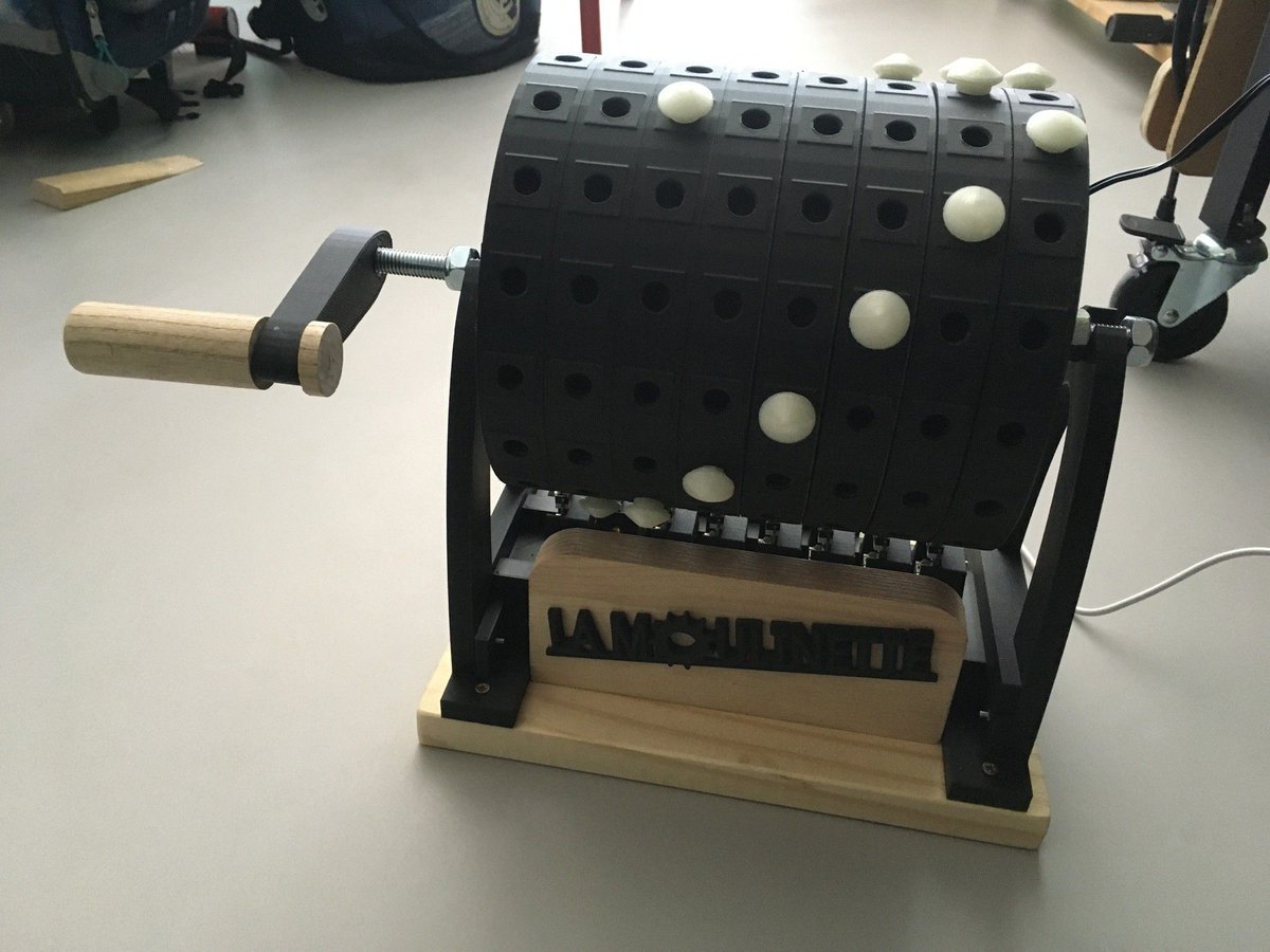 🎶 Retour sur un projet vu aux Rencontres Pros 2023 : à l'école Jacques-Yves Cousteau à Plougonven, Yves Paubert et sa classe ont transformé la carte ‘micro:bit’ en outil musical.  

👉 Retrouvez son projet complet sur do·doc : buff.ly/4gJvN2U  

#FabLabalEcole #Musique