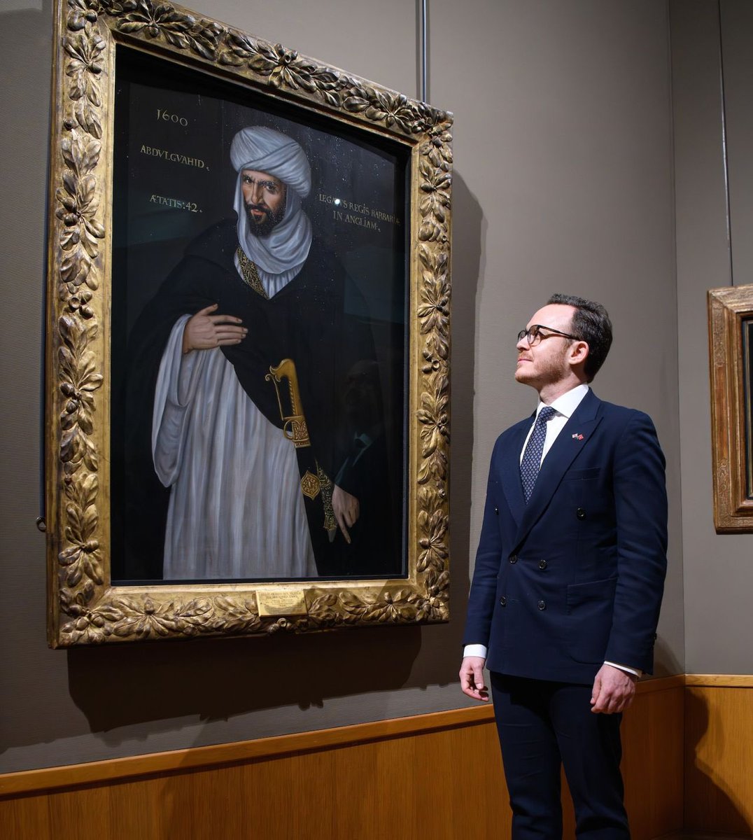 L’actuel Ambassadeur du Maroc au Royaume-Uni, Hakim Hajoui admirant le portrait de l’homme qui occupait le même poste que lui il y’a plus de 400 ans.