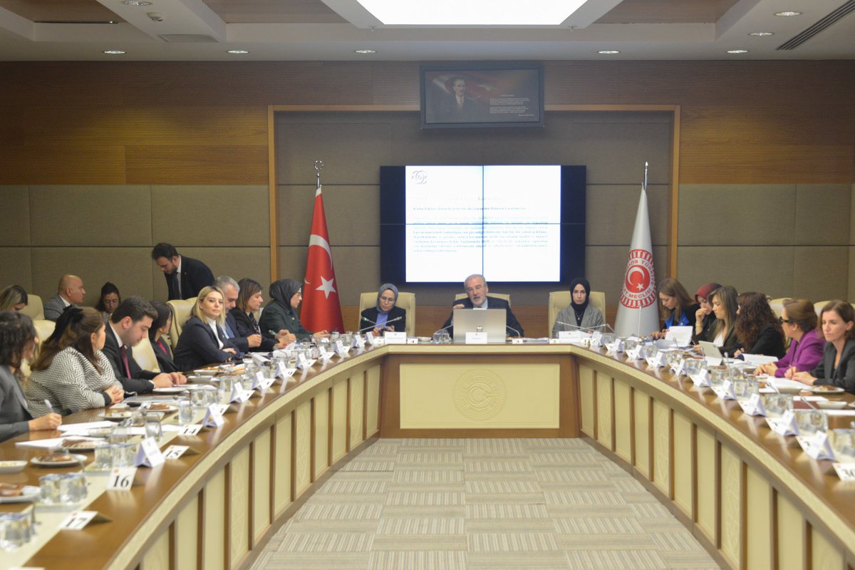 TRombudsman's tweet photo. 📍TBMM

Kamu Başdenetçisi Sayın Mehmet Akarca, TBMM Kadına Karşı Şiddet ve Ayrımcılığı Önleme Meclis Araştırma Komisyonu Toplantısı’nda Kamu Denetçiliği Kurumu’nun kadına yönelik şiddet ve ayrımcılıkla ilgili yaptığı çalışmaları anlattı. 

Kamu Başdenetçisi Sayın Mehmet Akarca: “Kadına yönelik şiddet, temel bir insan hakları meselesidir. Kamu Denetçiliği Kurumunun temel misyonlarından olan insan haklarının korunması ve geliştirilmesine yönelik yürütülen çalışma konularından bir tanesi de kadına yönelik şiddet olgusu olup, şiddetin ortadan kaldırılması amacıyla kuruma yapılan başvurular, insan hakkı odaklı ve kadına yönelik şiddetin ayırımcılık temelli bir insan hakkı ihlali olduğu perspektifiyle ayrımcı politika ve uygulamaları önleyici bir yaklaşımla incelenmektedir.”

#MehmetAkarca 
@TBMMresmi #KDK
