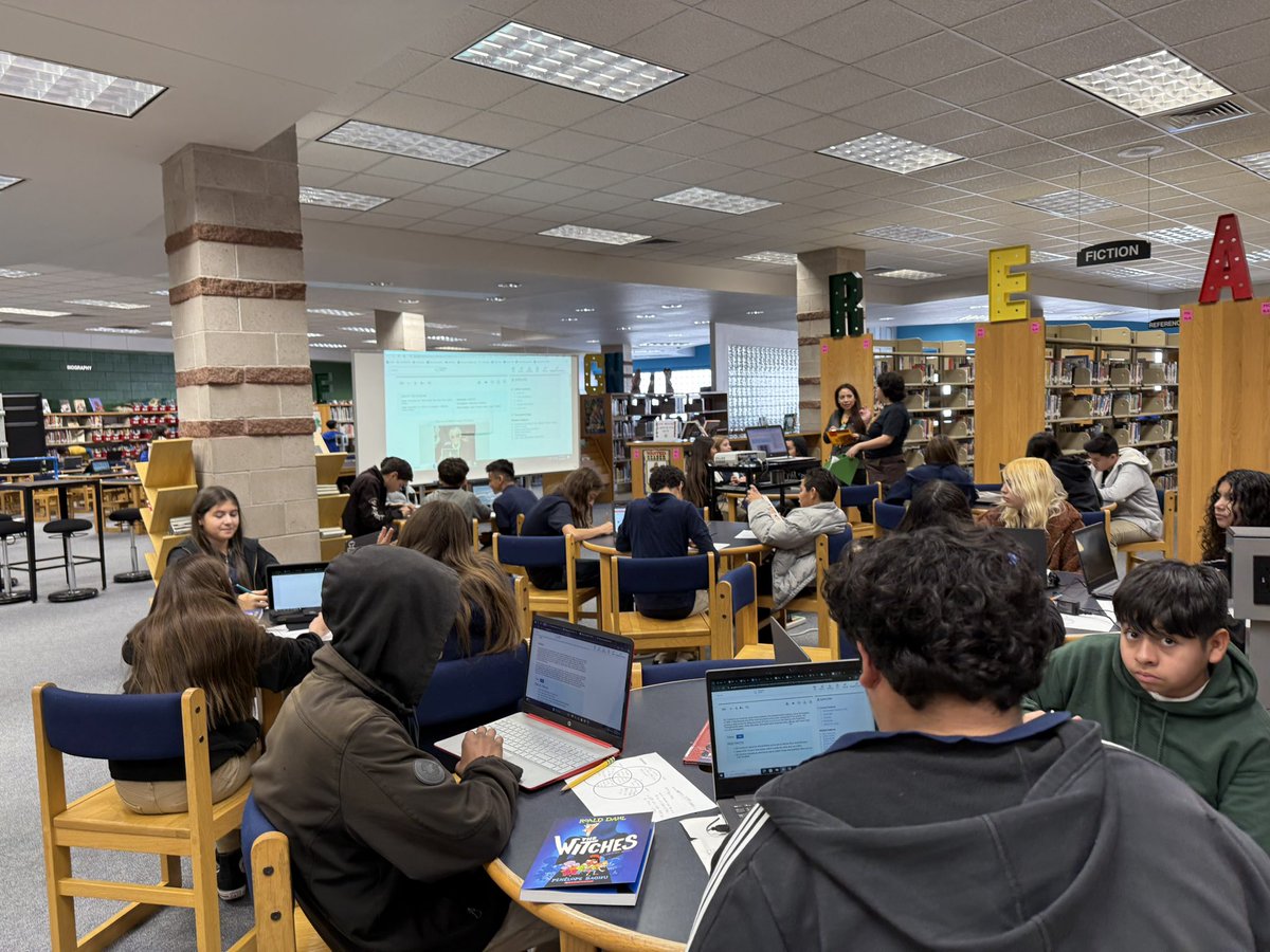 Ms. Garcia’s art students used articles from different databases and graphic novels to complete a Venn Diagram on 3-panel structure and Eastern and Western comics. 🦸‍♀️ #TeamSISD #ALLIN