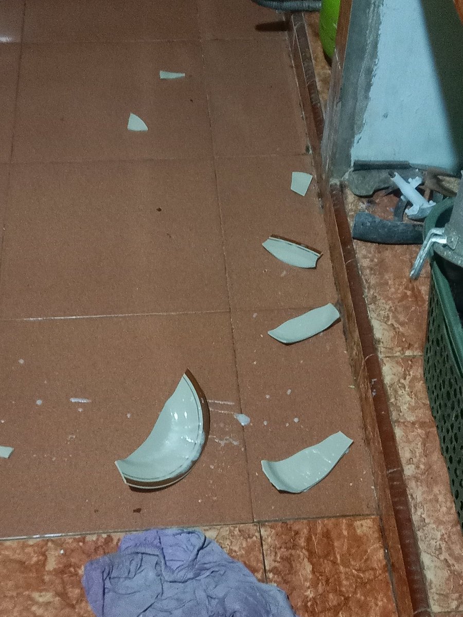 :(ak lg break sm cwkku, barusan lg cuci piring sambil mikirin dia, tbtb KROMPYAAANGGG 
*ANJIINGGG
(aslinya w lbih takut dimarahin mmk karna blm tidur)