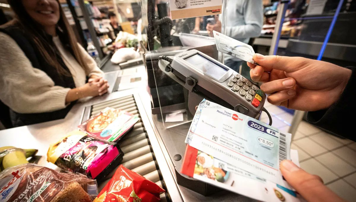 schelcher's tweet photo. C'est une très bonne nouvelle pour le pouvoir d'achat des Français : l’utilisation des titres-restaurant pour les courses alimentaires prolongée jusqu’en 2026. Nous le réclamions avec la @FCDfrance. Le sujet est totalement clarifié !

Et je reformule ma proposition pour les réflexions à venir annoncées : renommer les titres-restaurants en tickets-repas. Simplement pour tenir compte de l'évolution de l'utilisation de ce moyen de paiement, dans un contexte de pouvoir d'achat sous pression. 
 
Pour nous il ne s'agit en rien d'une bataille de chiffre d'affaires. Mais la traduction de la simple écoute de nos clients qui veulent continuer à les utiliser en restaurant, dans leur supermarché ou dans les petits commerces, sans exclusive. Les 14 milliards d'euros dépensés avec les titres le sont de la manière suivante :
- 8,6 dans la restauration
- 2,9 dans la grande distribution
- 2,5 dans les petits commerces.
 
L'essentiel continue bien à être dépensé dans la restauration. Alors que le télétravail s'est développé et que jamais les Français n'ont autant arbitré dans le consommation, c'est du bon sens que de ne pas les contraindre sur ce sujet.

https://t.co/jYsYthZacM