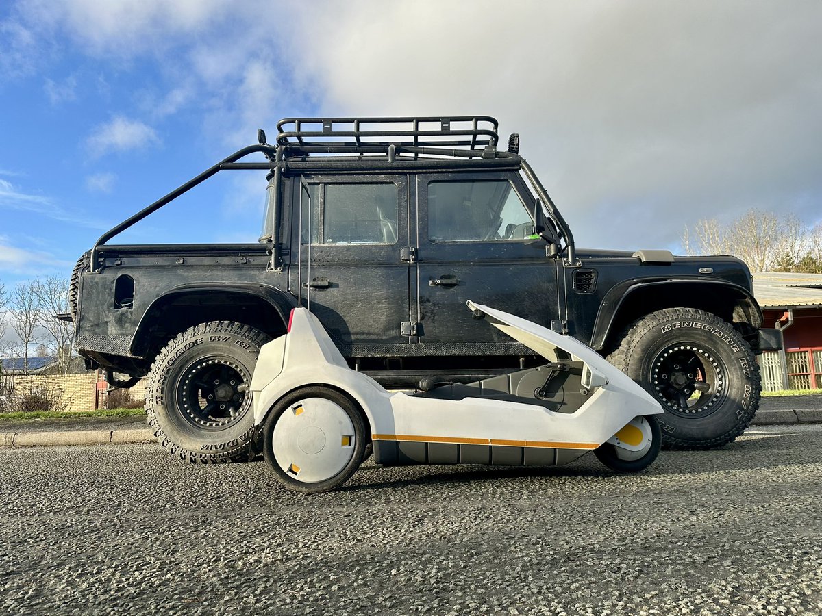 elecclassiccars's tweet photo. The smallest EV we’ve ever had in the workshop, next to one of the biggest. 😲😆😉 #sinclairc5 #landroverdefender https://t.co/LaJ8j3wSSM