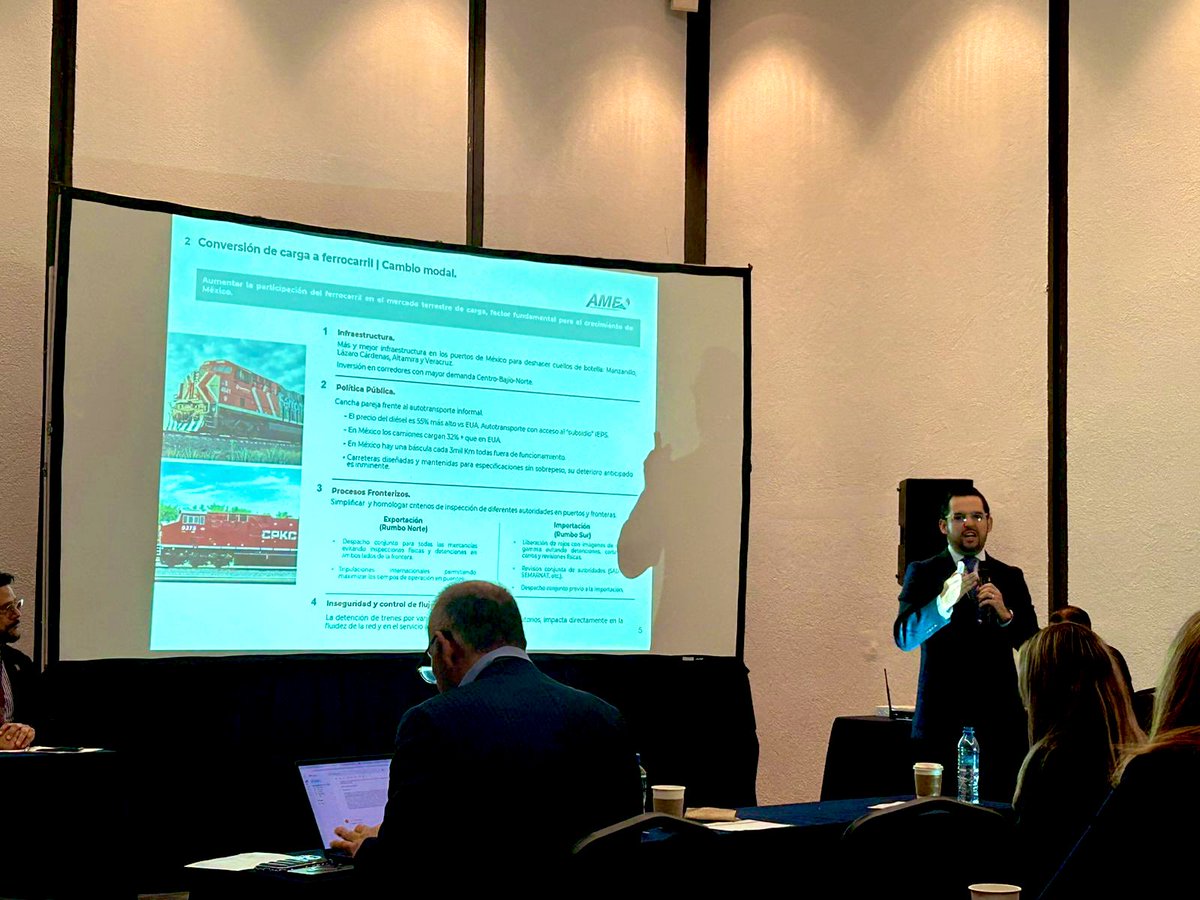 AMFerrocarriles's tweet photo. La @AMFerrocarriles participa en en las mesas de trabajo para la construcción del Plan Nacional de Desarrollo 2025-2030, desde Guadalajara, Jal.

En la mesa “Economía  moral y trabajo” destacando el papel que tiene el ferrocarril para el desarrollo y la generación de bienestar https://t.co/qcvRZ9GwMY