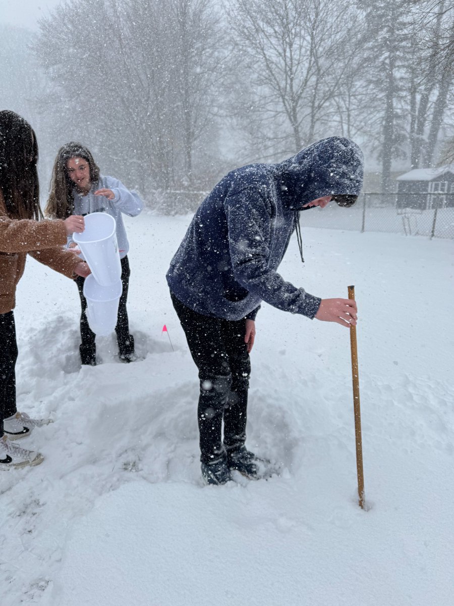 NCCSD_K12's tweet image. Students participating in Mrs. Schmitt&apos;s GLOBE Program took advantage of the snow this week and collected snowfall and frost tube data.  The team&apos;s scientific research will help build their hypothesis that is focused on the frost impact in the local environment.   #GLOBEProgram