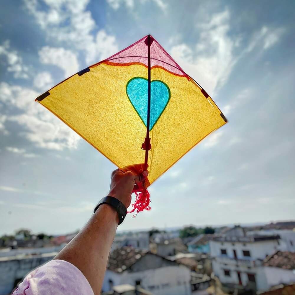 TraditionalVar1's tweet image. कड़कड़ाती ठंढ को नजरअंदाज करते हुए #बनारस में लाखों ने ली आस्था की डुबकी।
#मकरसंक्रांति2025