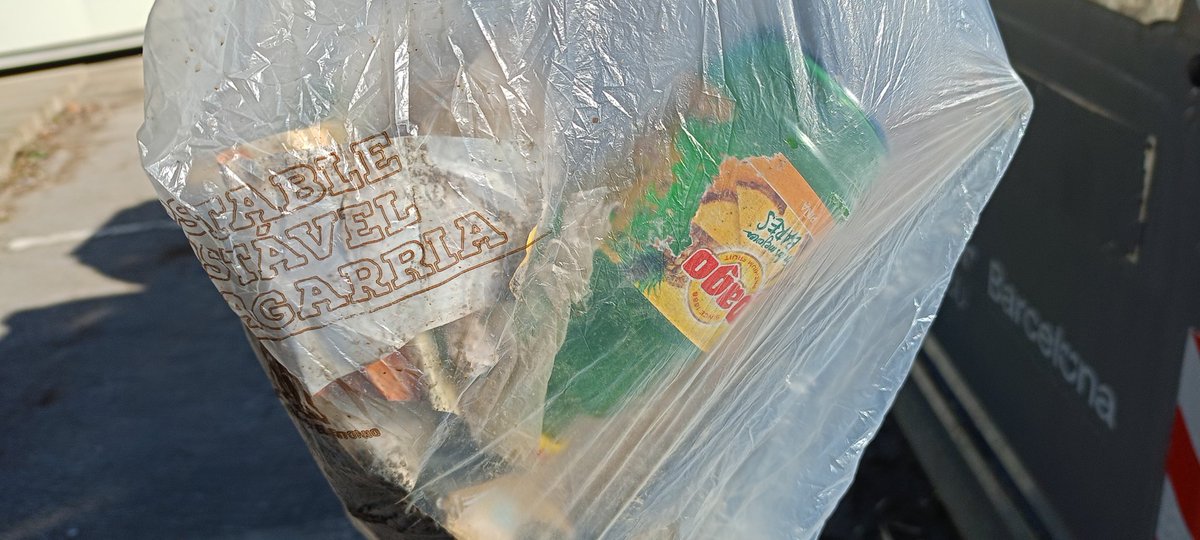 Segur que si indiquem en els envasos el contenidor al que van és molt millor que no implantar sistemes eficients com SDRR de Devolució de Dipòsit i Retorn i no acabaran els envasos a la natura com aquests #avui a l'espai natural del <a href="/parcncollserola/">Parc Natural de Collserola</a> oi <a href="/ecovidrio/">Ecovidrio 🌍</a> i <a href="/ecoembes_com/">Ecoembes Comunica</a>?