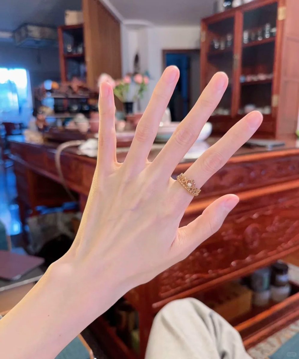 It's time to get a manicure. I haven't been to a nail salon for a long time
