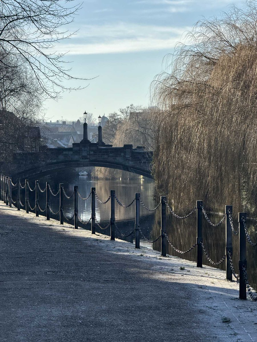 Frosty near Whitefriar's Bridge at the weekend. 

Come back blue sky we miss you. 

#Norwich