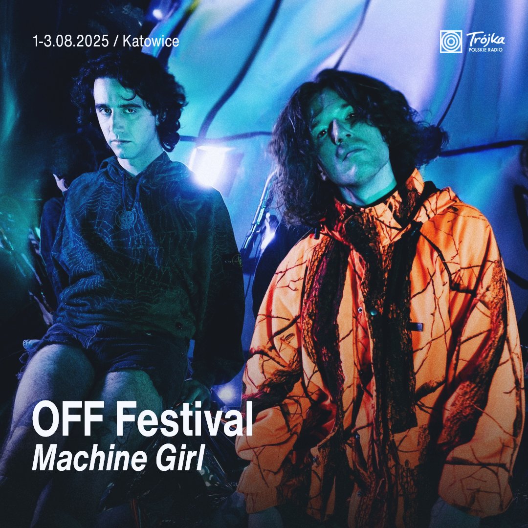 RadiowaTrojka's tweet photo. ‼️ OFF Festival Katowice - Artur Rojek ogłosił w audycji #Rotacja na naszej antenie kolejne gwiazdy tegorocznej edycji tego wydarzenia! Na katowickiej scenie, już na początku sierpnia, wystąpią między innymi:
⭐️ Nilüfer Yanya
Mogła śpiewać w girlsbandzie, wymyślonym przez Louisa Tomlinsona z One Direction, ale odrzuciła propozycję i postawiła na własne piosenki. Gdziekolwiek się nie pojawi, hipnotyzuje głosem, subtelnością i melodiami, w których łączy wpływy indie rocka, soulu, jazzu czy trip-hopu.
⭐️ Machine Girl
Projekt wokalisty i producenta Matta Stephensona oraz perkusisty Seana Kelly’ego słynie z szalonych i nieprzewidywalnych koncertów, wypełnionych wybuchową mieszanką gitarowych i elektronicznych brzmień. Punk, breakcore, jungle, noise, gabber, industrial, rave... Próba przypisania Machine Girl do konkretnej muzyki nie ma sensu. „Tu wszystko jest dozwolone”!
⭐️ Yaeji
To połączenie brytyjskiego rave'u, nowojorskiego house'u i koreańskiego folku. Lista tytułów, w których zebrała entuzjastyczne recenzje jest niezwykle długa. Tak samo jak kolejka artystów liczących na remiks w jej wykonaniu. Niewielu artystów rzeczywiście rozbija granice między gatunkami, ale Yaeji robi to z impetem”, piszą o niej na świecie.
⭐️ Pa Salieu
„Jestem głosem pozbawionych głosu” – mówi wychowany najpierw w Gambii, a potem na ulicach angielskiego Coventry raper Pa Salieu. W porywający sposób łączy groźny i brudny, angielski styl z afrykańskim dziedzictwem. Był nominowany do BRIT Awards, nagrywał ze slowthaiem, FKA Twigs i Mura Masą, a teraz wreszcie przyleci do Polski. Pa Salieu miał wystąpić w naszym kraju trzy lata temu, ale po raz pierwszy zagra dopiero teraz!
Wcześniej wśród ogłoszonych na OFF Festival 2025 artystów znaleźli się: James Blake, Fontaines D.C., MJ Lenderman and The Wind, KNEECAP, Geordie Greep, Snow Strippers, Nala Sinephro i Ecco2k.