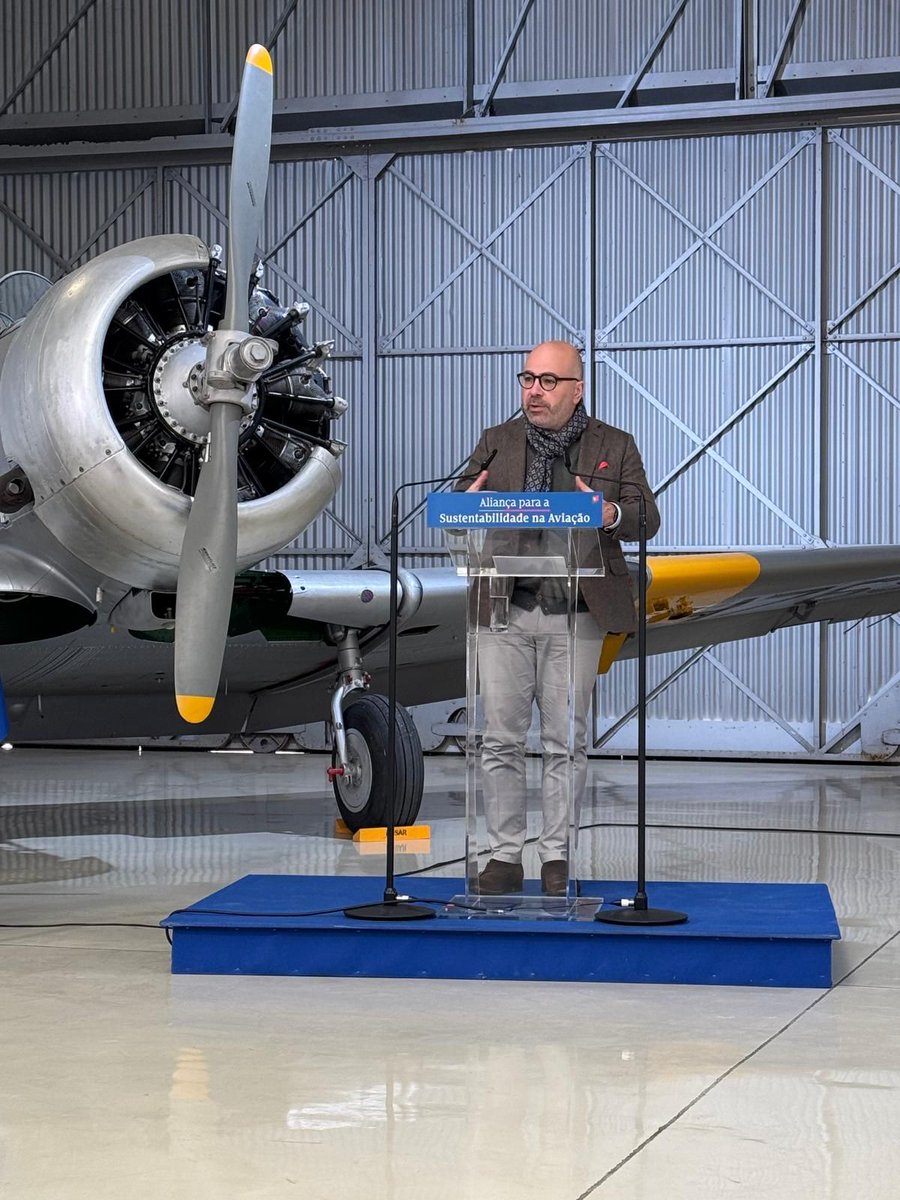 OGMA_PT's tweet photo. e da APA - Agência Portuguesa do Ambiente.

🤝 A #OGMA, @embraer e AED, enquanto representantes da indústria, assinalaram o seu compromisso neste importante momento com a finalidade de promover a descarbonização do setor da aviação.

#OGMAEvents https://t.co/p5pwmKVuoy