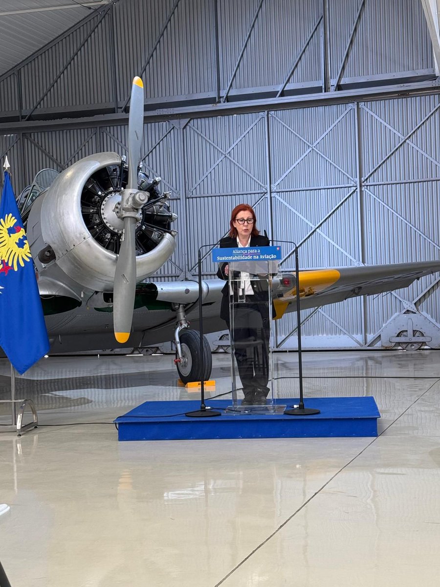 OGMA_PT's tweet photo. e da APA - Agência Portuguesa do Ambiente.

🤝 A #OGMA, @embraer e AED, enquanto representantes da indústria, assinalaram o seu compromisso neste importante momento com a finalidade de promover a descarbonização do setor da aviação.

#OGMAEvents https://t.co/p5pwmKVuoy