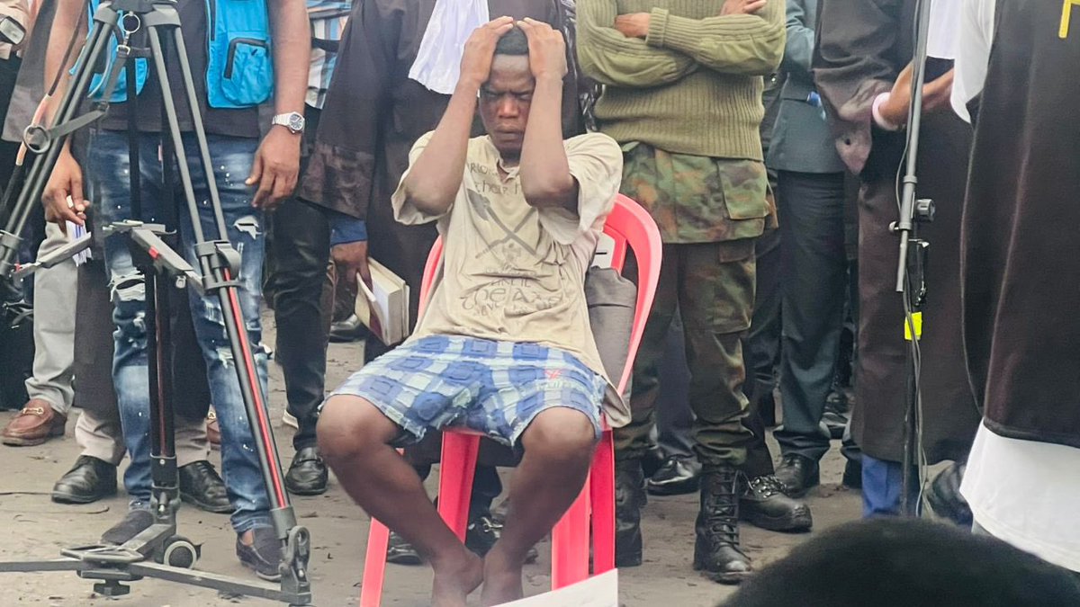 JPCongolais's tweet photo. Ce Kuluna qui a coupé la main d’un jeune à Kinshasa a été condamné à mort ce soir. Il doit verser 100 000 $ de dommages à la victime. Vive la justice ! https://t.co/uLq4HHNBjl