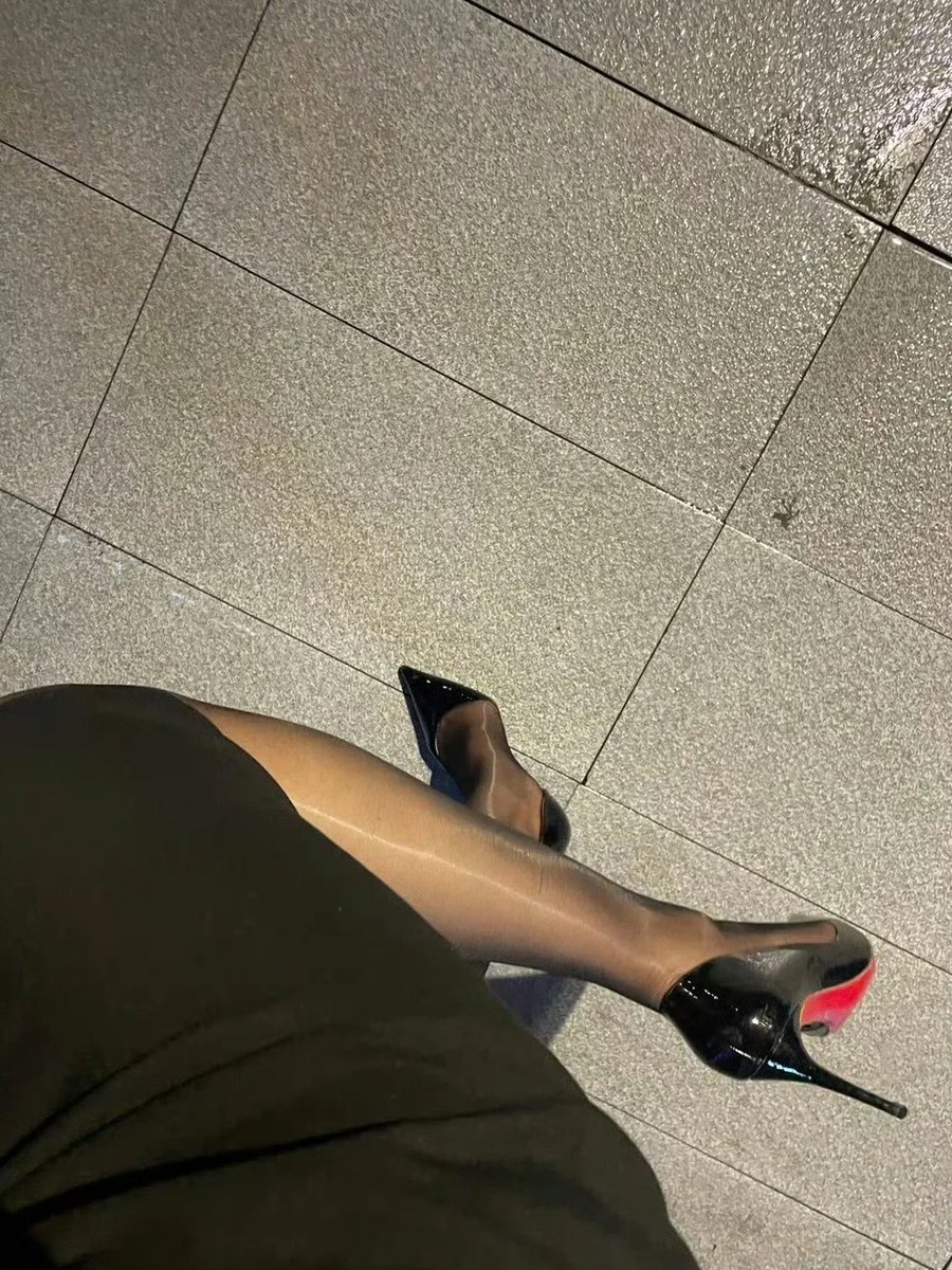 Lizb6eth's tweet photo. Wearing black high heels feet, with black stockings and a black skirt, the overall style is elegant and fashionable. https://t.co/SbGhZc1oGI
