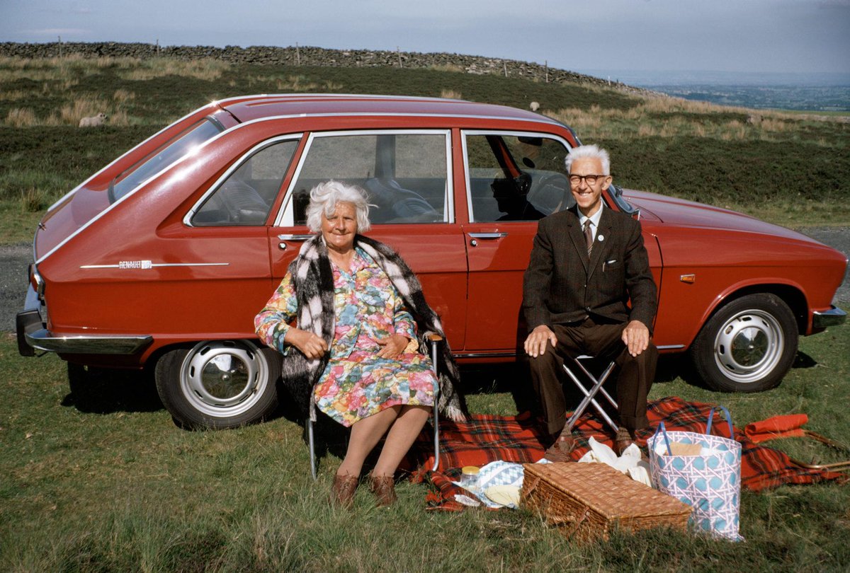 OldEngland1066's tweet image. Back in the day, happiness was dressing up for a picnic by the car up on a hill somewhere.
What delights do you think they have got in their basket ?.