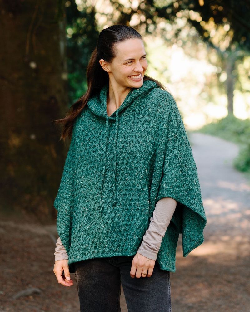 knithacker's tweet photo. Pattern To Knit This Flawless 'Fernweh Hooded Poncho' Designed By Donielle Oliver Showvay: 👉 https://t.co/WF4WzGhW75 #knitting #handmade #sweaterweather #knitpicks https://t.co/2WgJYMiYtE