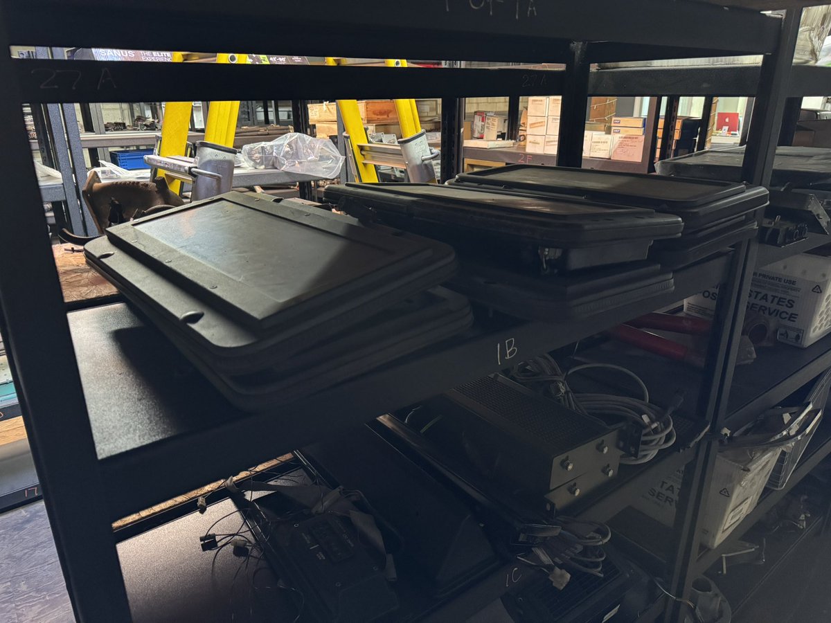 getjer's tweet image. What a fairly legit sign shop looks like. 🥵